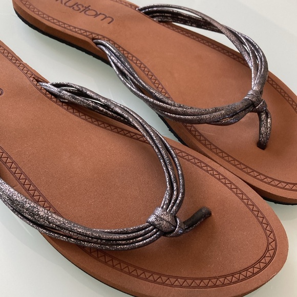 NWOT - Kustom silver/pewter sandals flip flops. Size 9. - Picture 2 of 4